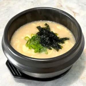 tteokguk (korean rice cake soup) main